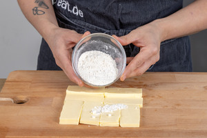 Mehl auf Butterstücke geben