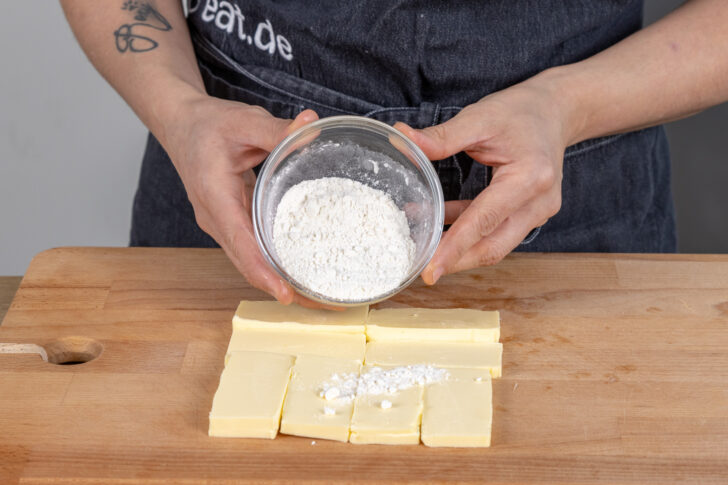 Mehl auf Butterstücke geben