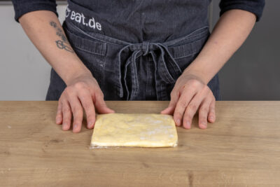 Ziehbutter zu rechteckiger Platte formen