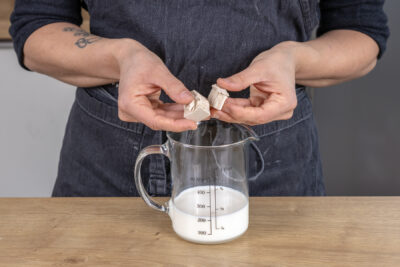 Hefewürfel in Milch geben