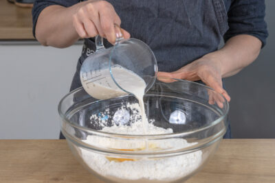 Hefemilch in Teig geben