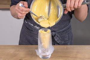 Puddingcreme in Spritzbeutel füllen