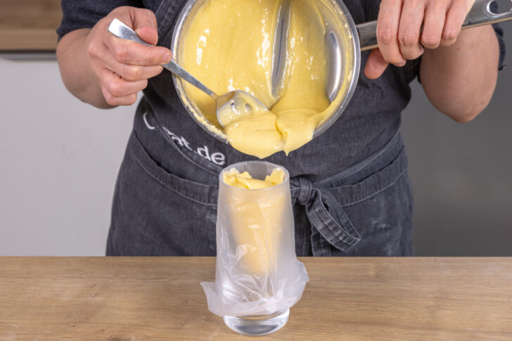 Puddingcreme in Spritzbeutel füllen