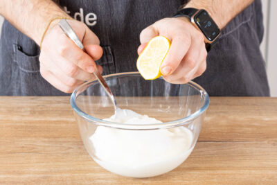 Quark, Joghurt mit Zucker und Zitronensaft vermengen