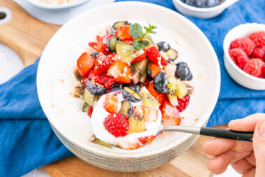 Quarkspeise mit frischen Früchten