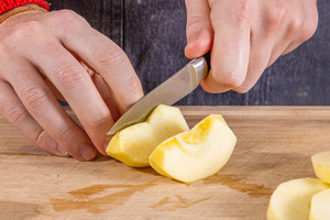 Äpfel in Scheiben schneiden