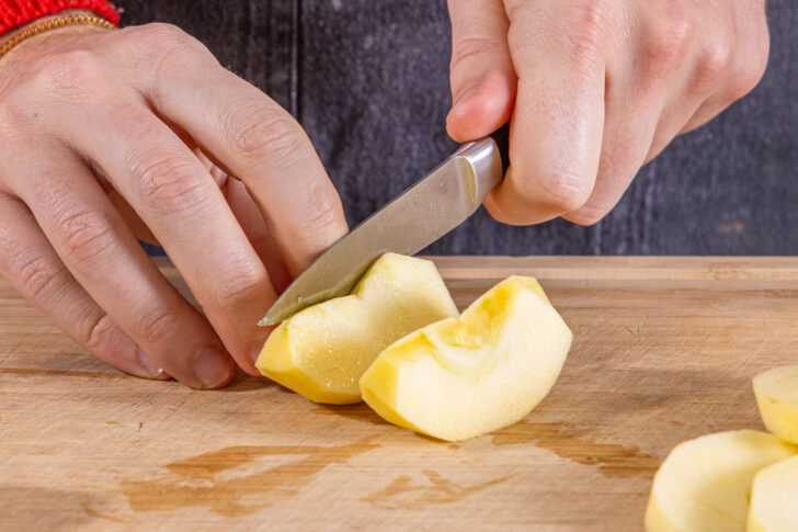 Äpfel in Scheiben schneiden