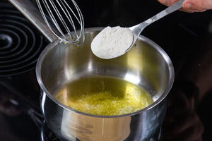 Mehl zur Butter geben