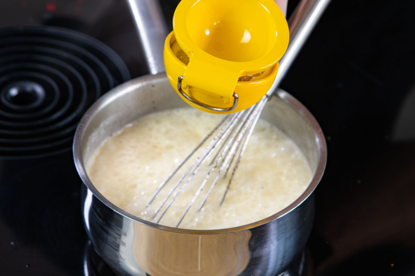 Zitronensaft zur Rieslingsauce geben