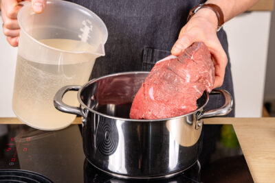 Rindfleisch in Wasser kochen
