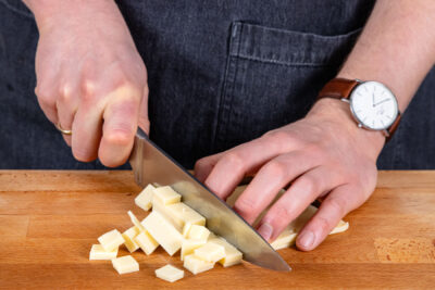 Gouda in Würfel schneiden