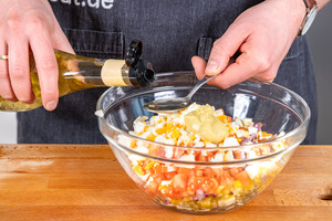 Zutaten fürs Dressing zu Omas Rindfleischsalat geben