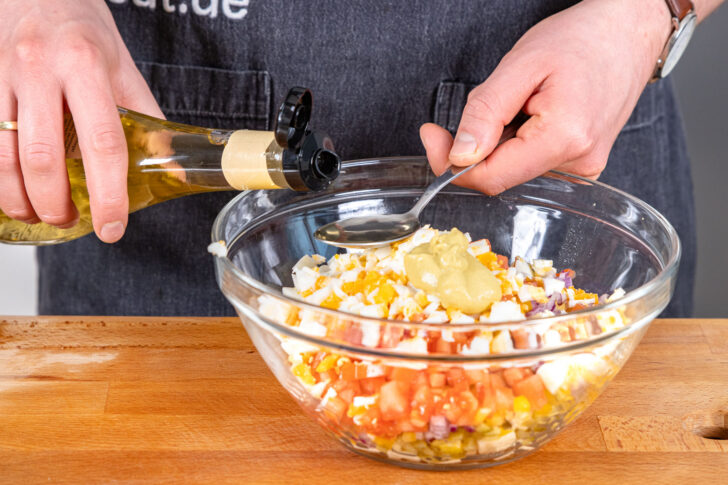 Zutaten fürs Dressing zu Omas Rindfleischsalat geben