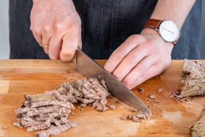 Rindfleisch in feine Streifen schneiden