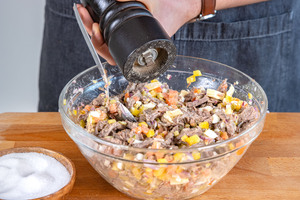 Omas Rindfleischsalat würzen