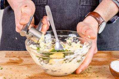 Knoblauch dazu pressen