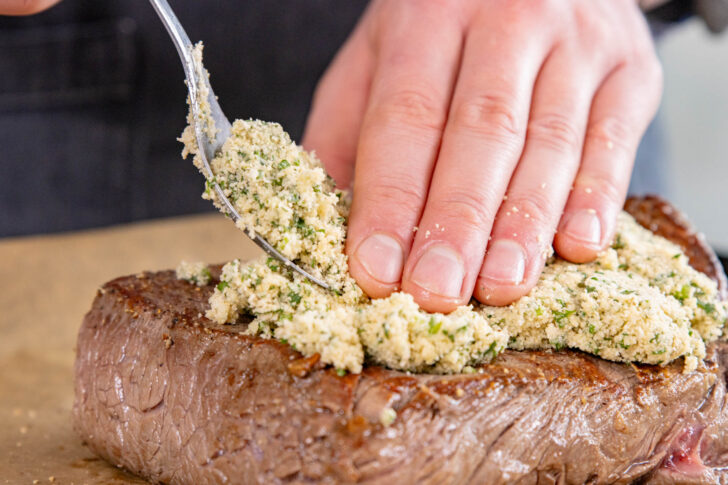 Kräuterkruste auf Roastbeef verteilen