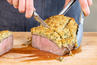 Roastbeef mit Kräuterkruste schneiden