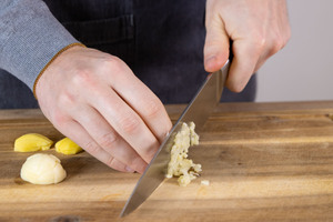 Knoblauch klein schneiden.