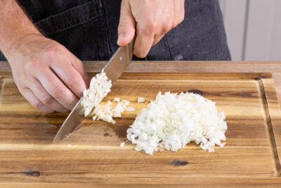 Zwiebeln, Knoblauch und Karotten fein würfeln