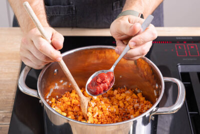 Tomatenmark und rote Linsen anbraten