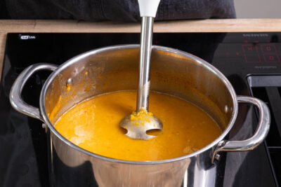 Rote Linsensuppe pürieren