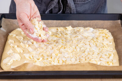 Mandel-Zucker-Mischung über dem Butterkuchen wie vom Bäcker verteilen