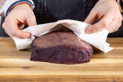 Sauerbratenfleisch abtupfen