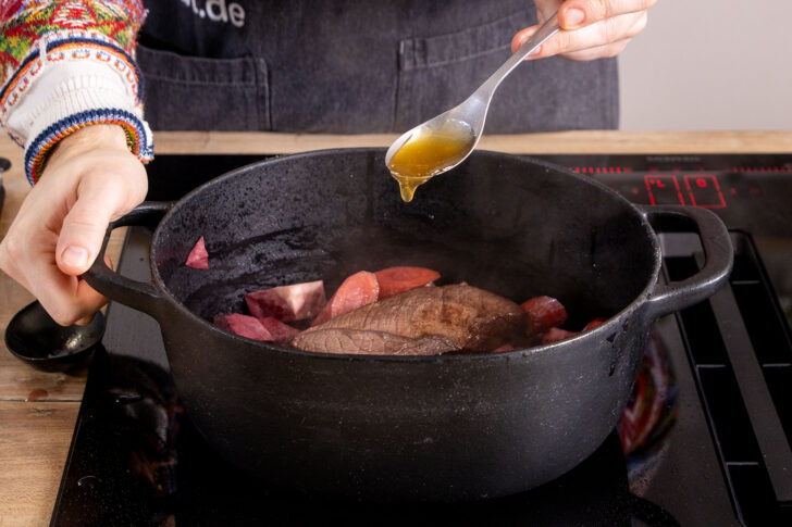 Honig zum Fleisch geben