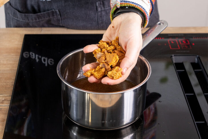Soßenkuchen in die Flüssigkeit geben