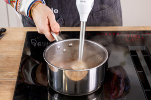 Soße für den klassischen Sauerbraten pürieren