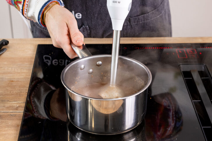 Soße für den klassischen Sauerbraten pürieren
