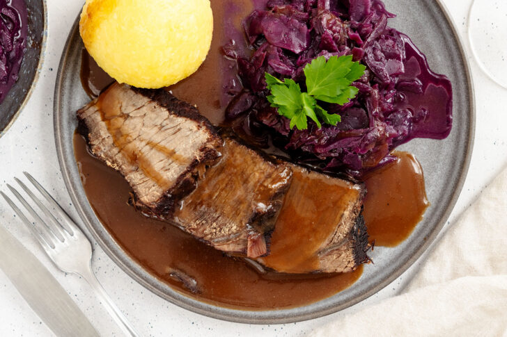 Klassischer Sauerbraten mir Rotkohl und Klößen