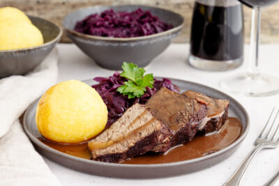 Klassischer Sauerbraten mir Rotkohl und Klößen