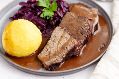Klassischer Sauerbraten mir Rotkohl und Klößen