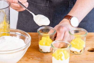 Dessert-Gläser füllen