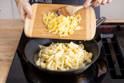 Käse zu den Käsespätzlen geben