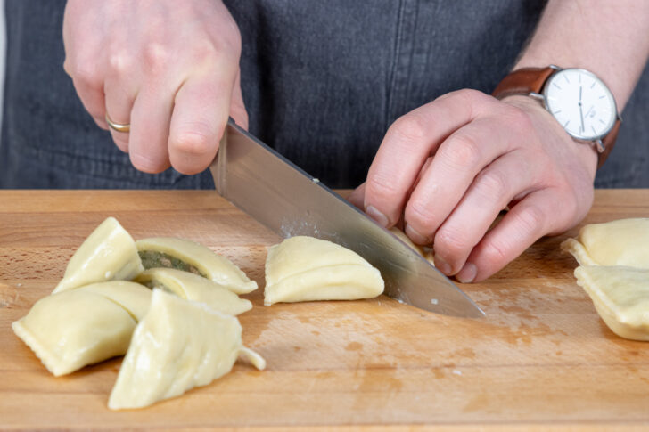 Maultaschen halbieren mit dem Messer
