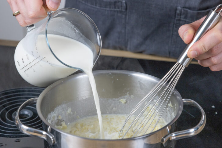 Milch in Topf gießen