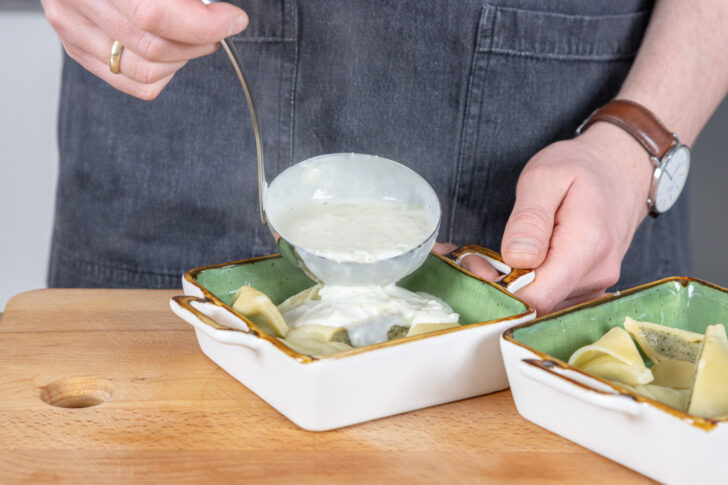 Maultaschen mit Soße übergehen