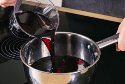Rotwein in Topf geben