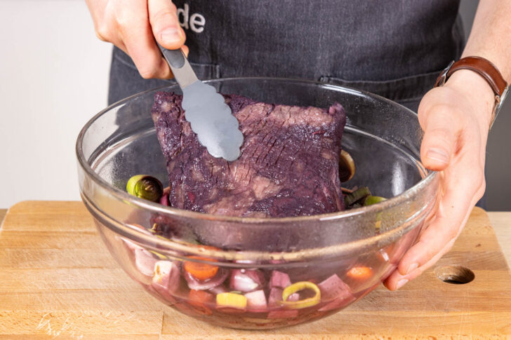 Fleisch aus Beize nehmen