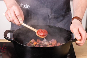 Tomatenmark dazugeben