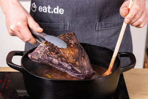 Angebratenes Fleisch dazugeben