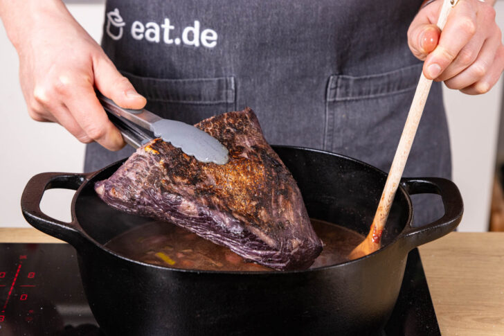 Angebratenes Fleisch dazugeben