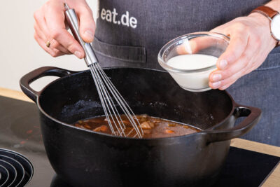 Soße mit Stärke abbinden