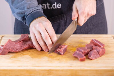 Fleisch in Würfel schneiden