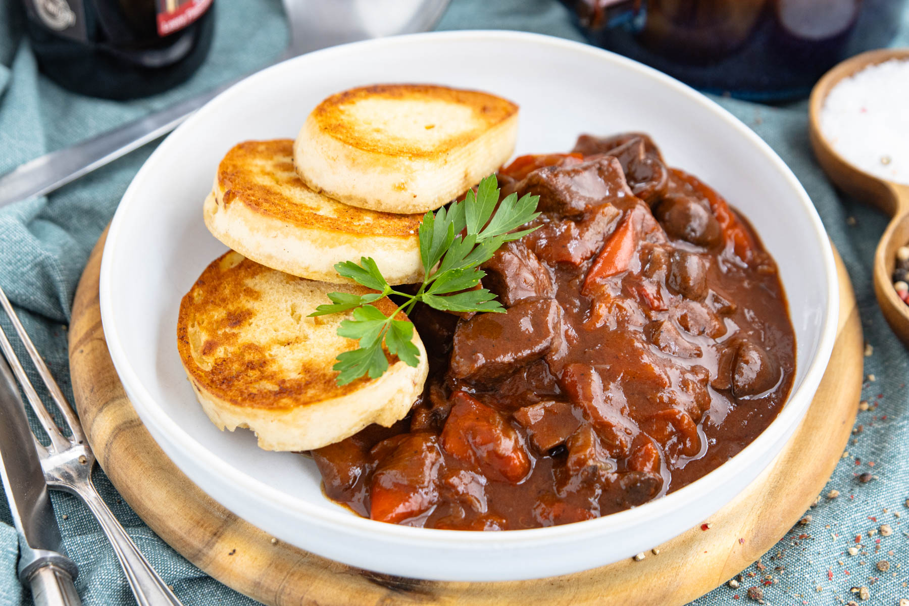 Rotwein bei Gulasch ersetzen: 4 Alternativen