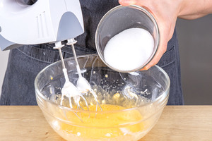 Eigelb mit Zucker und Wasser schaumig aufschlagen