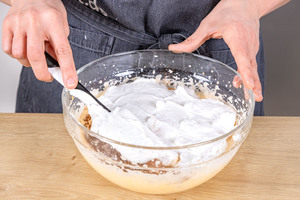 Hälfte des Eischnees unterheben